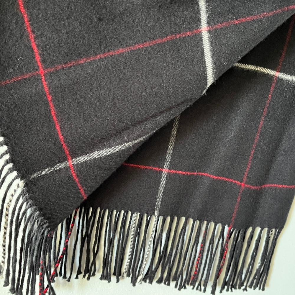 Cashmere-blend large scarf/wrap, in black, white, and red, like new, 28 x 70 in